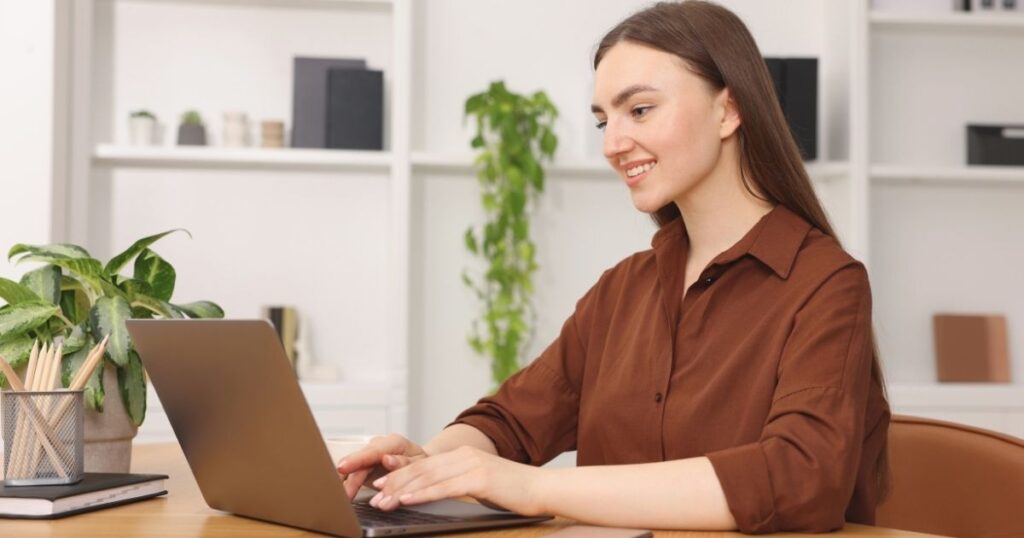 mujer sonriente usando internet de Holafly en República Checa