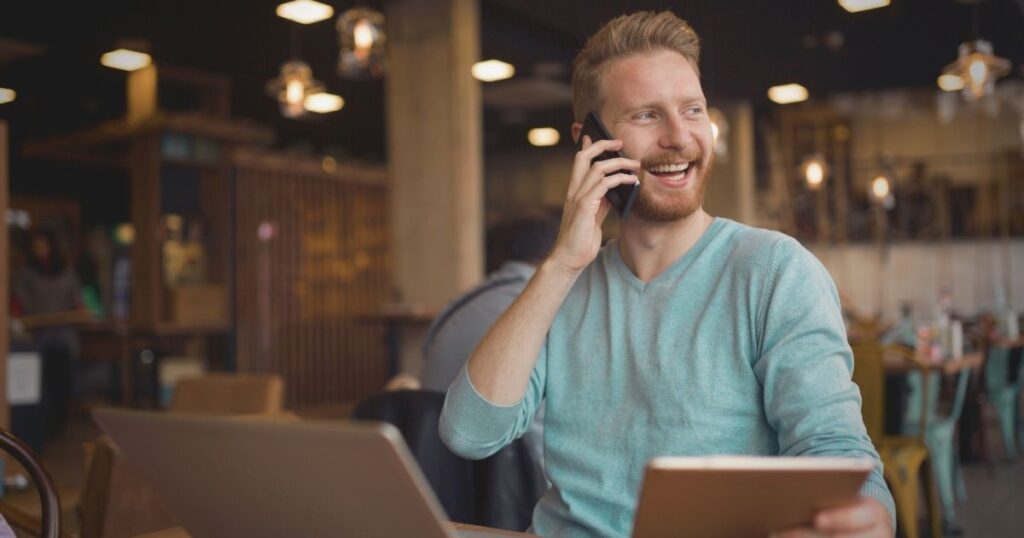 hombre feliz en una llamada telefonica