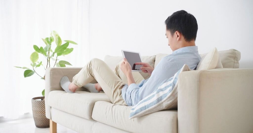 hombre navegando en internet con una esim