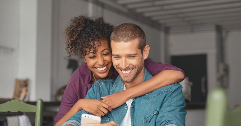 pareja feliz navegando en internet con Nomad esim