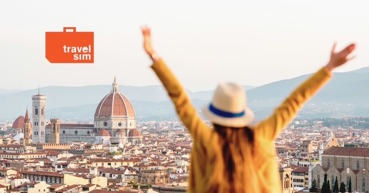mujer viajando con esim de TravelSim