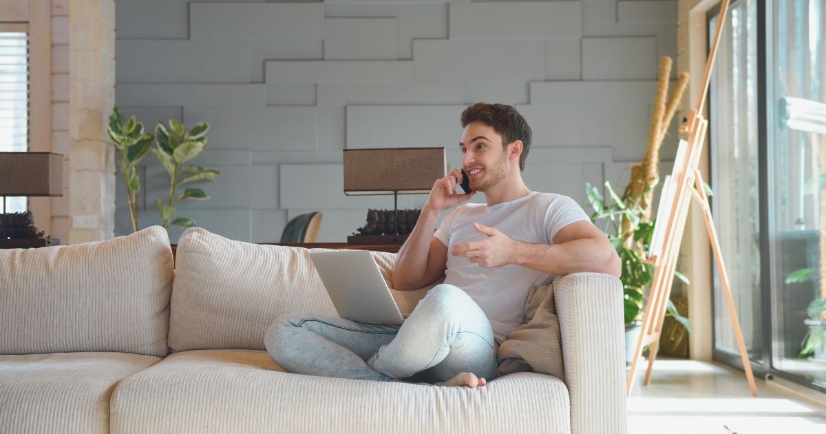 hombre navegando en internet con esim