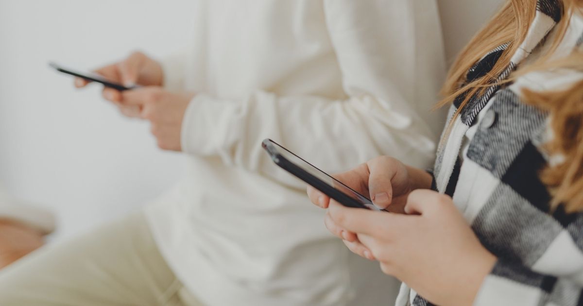 dos personas usando internet con la esim Truphone