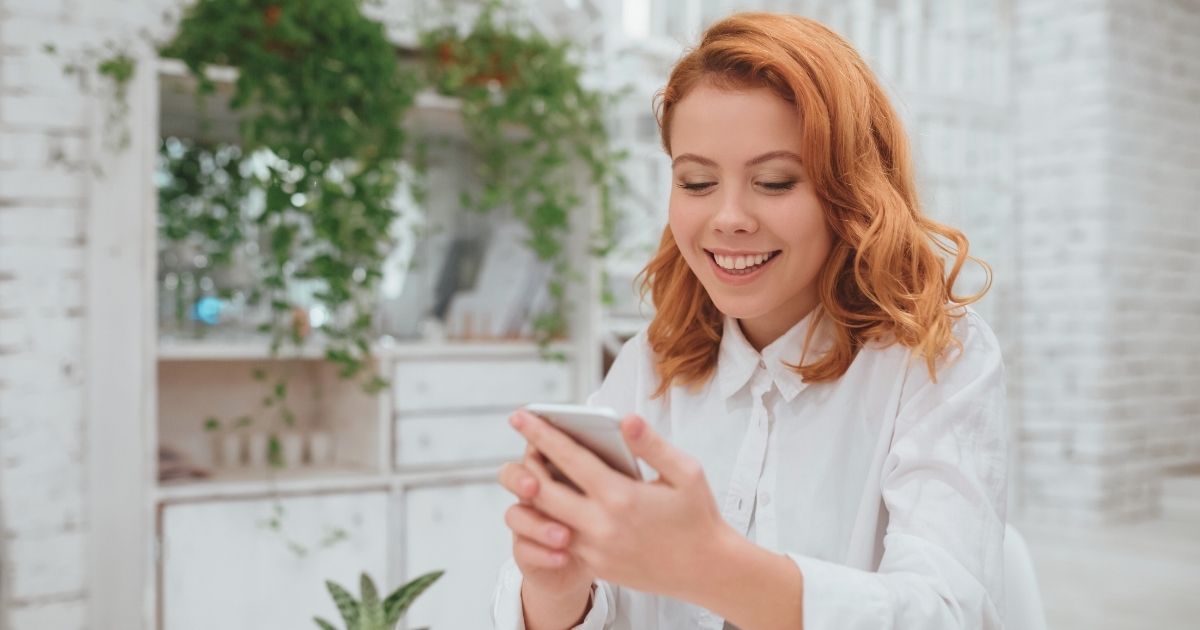 mujer feliz navegando en internet con esim