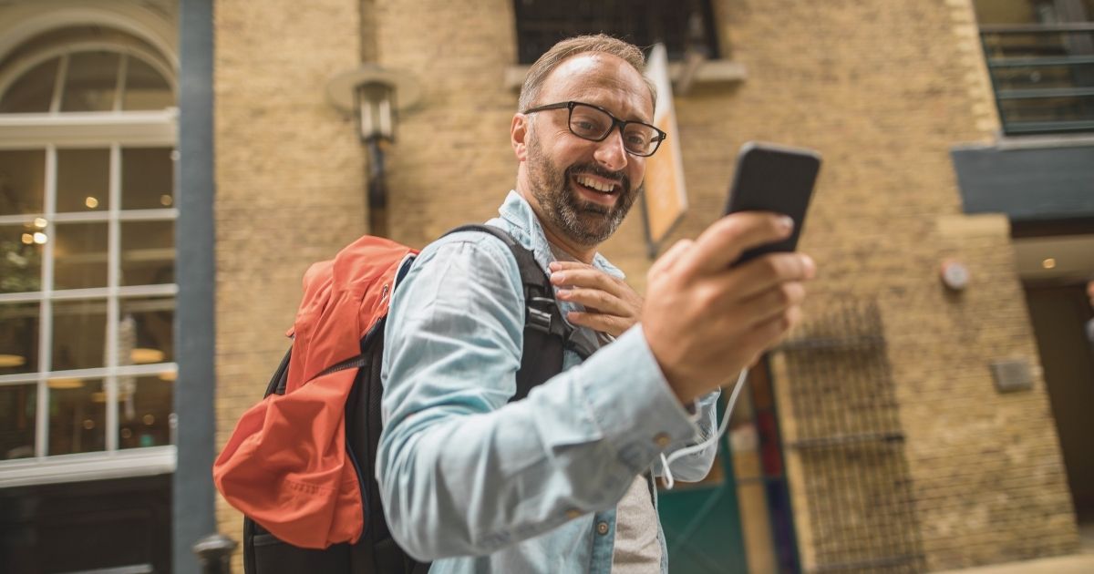 hombre feliz usando internet con la esim de Holafly