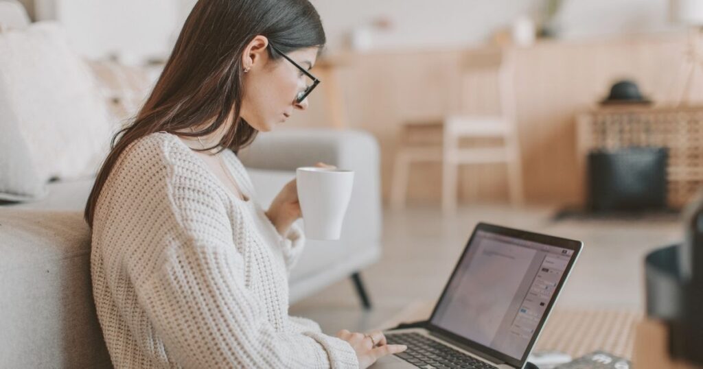 mujer joven navegando en internet en Sudafrica
