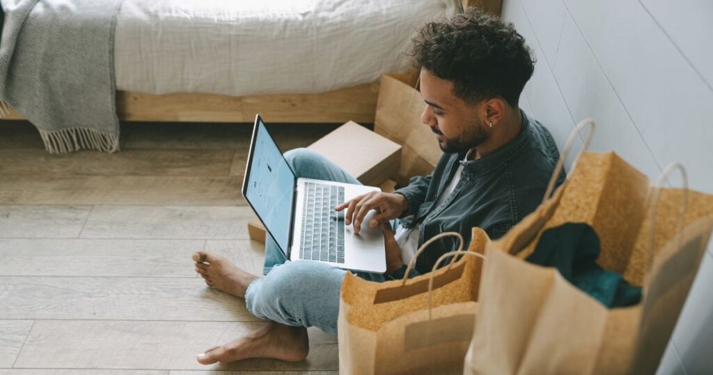 hombre navegando en internet con esim en Sudafrica