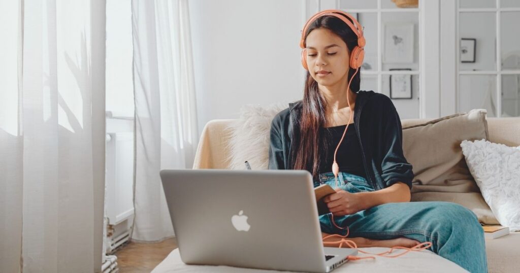 mujer navegando en internet en su laptop con esim