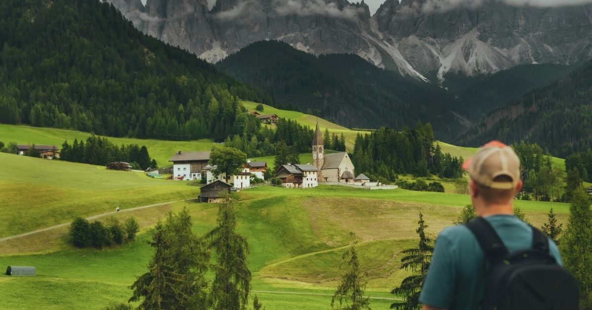 hombre viajando de forma sostenible