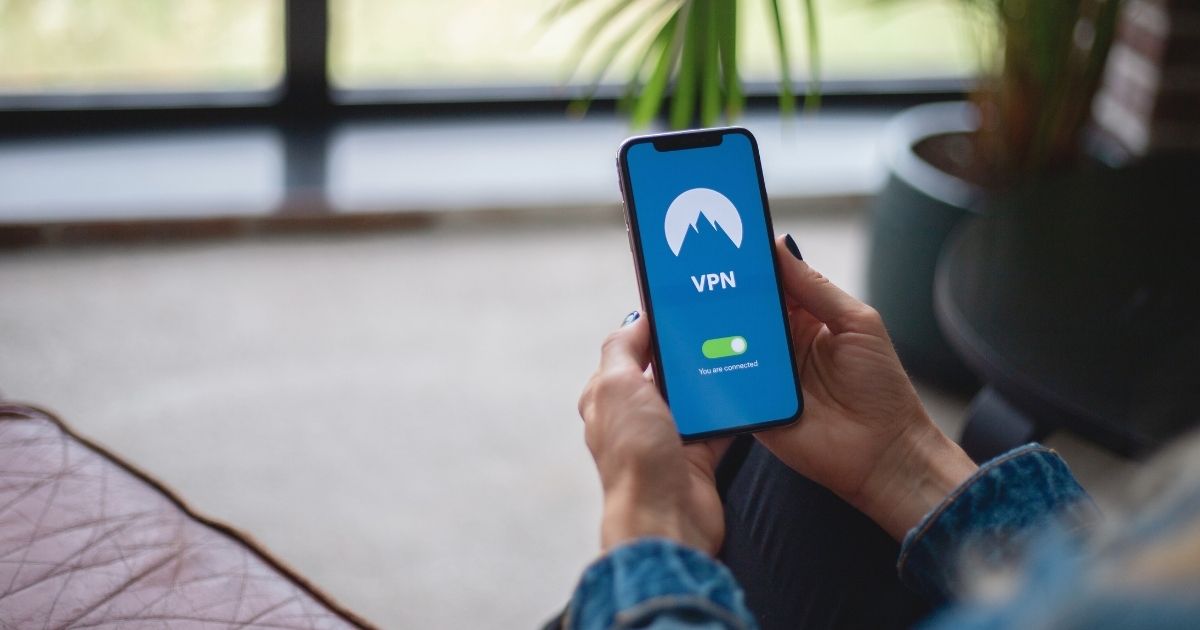 mujer navegando en internet con vpn en Sudafrica