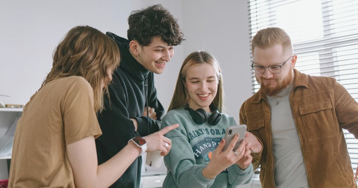 young people comparing Airalo vs Holafly