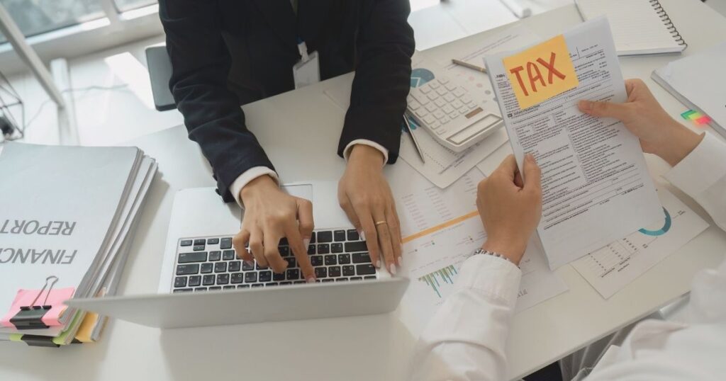 contador calculando los beneficios con los impuestos en Hungria