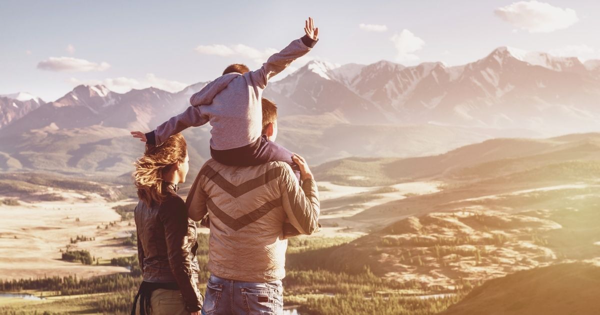 family with kid travelling the world