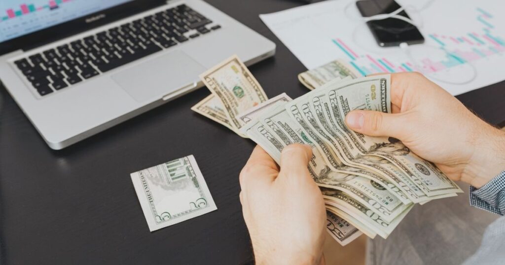 persona calculando dinero para abrir cuenta en uno de los mejores bancos de República Checa