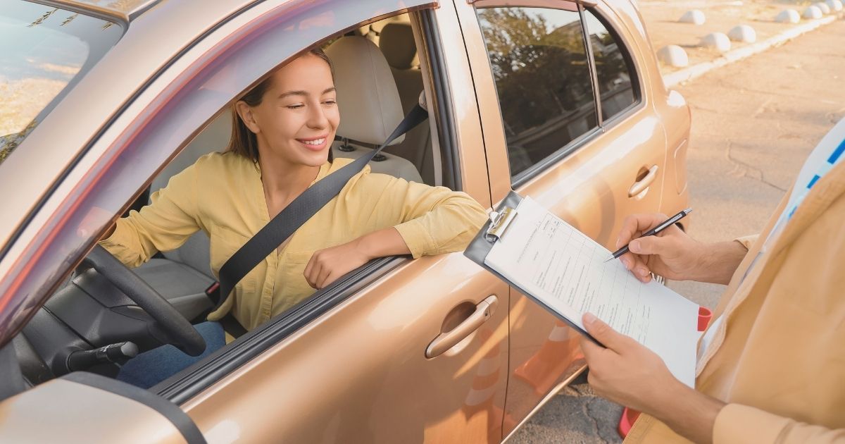 mujer convalidando licencia de conducir en Finlandia