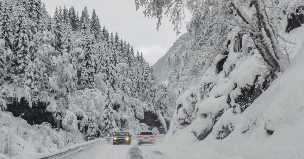 coches en carretera llena de nieve en Finlandia
