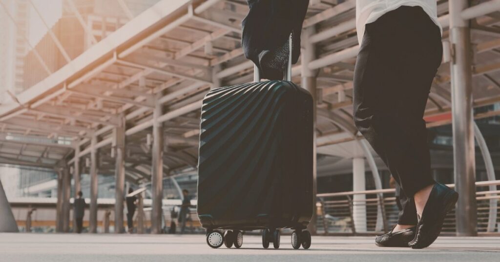 hombre llevando maletas de viaje 