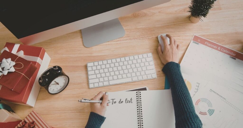 woman planning costs to apply for the tourist visa extension in Thailand