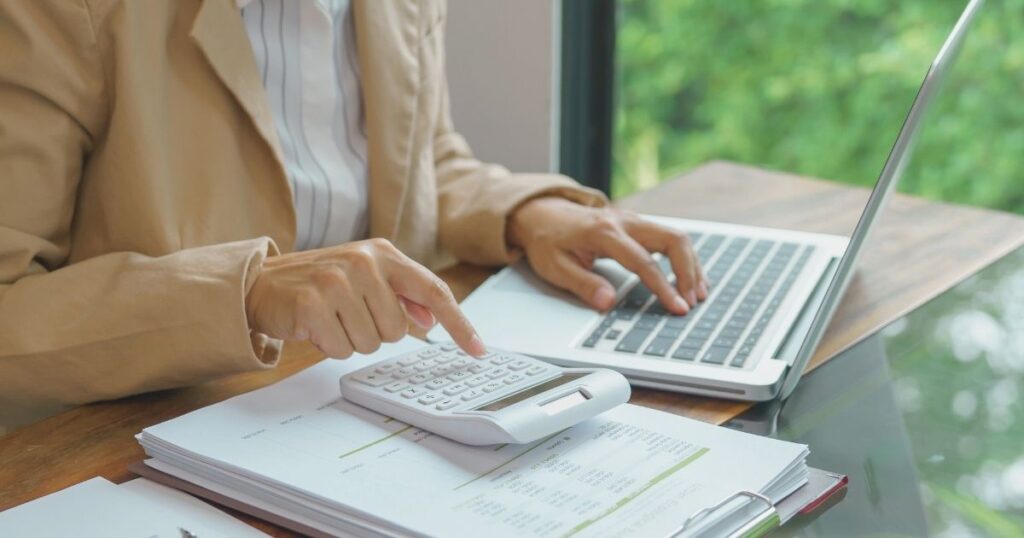 mujer calculando los impuestos de Finlandia