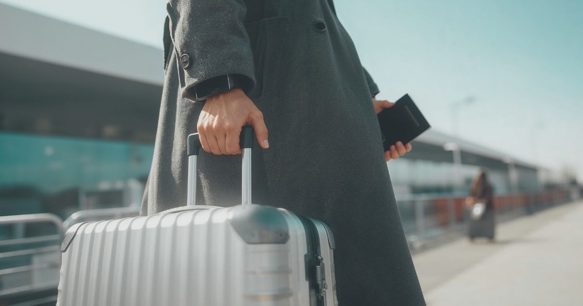 mujer llevando maleta de viaje en Barcelona