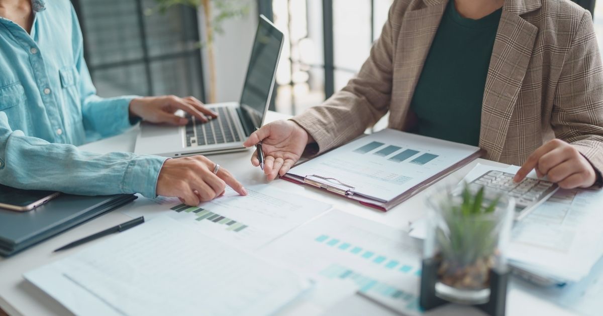 contadores calculando impuestos para pagar en Finlandia