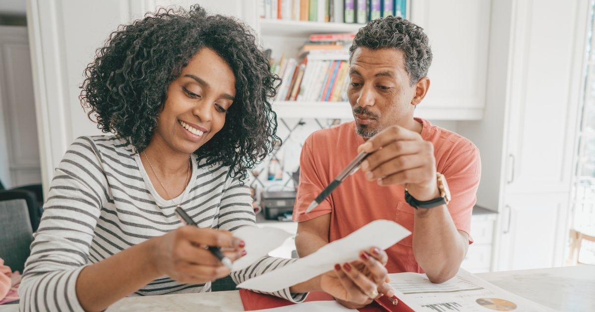 pareja calculando los impuestos en Hungria