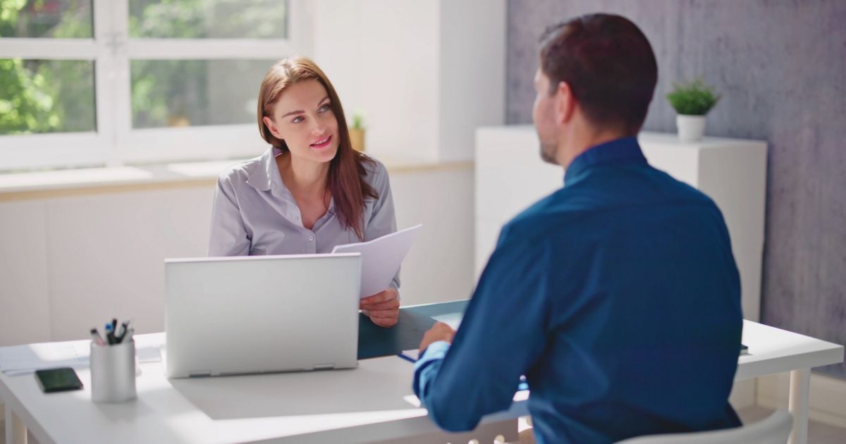 international accountant with an expat client