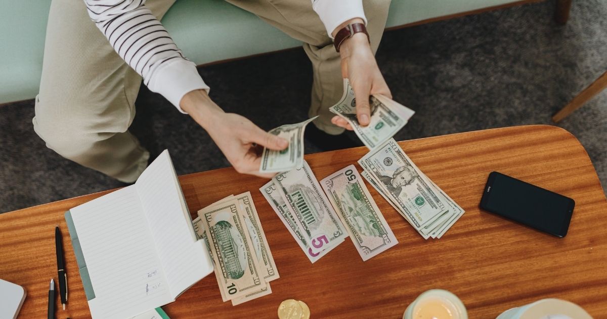 persona calculando dinero para depositar en uno de los mejores bancos de Hungria