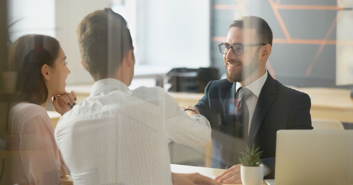 pareja abriendo cuenta bancaria en Republica Checa