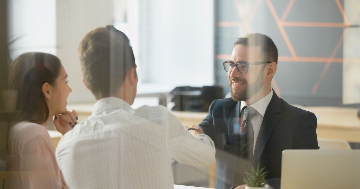 hombre y mujer abriendo cuenta en banco en Sudáfrica
