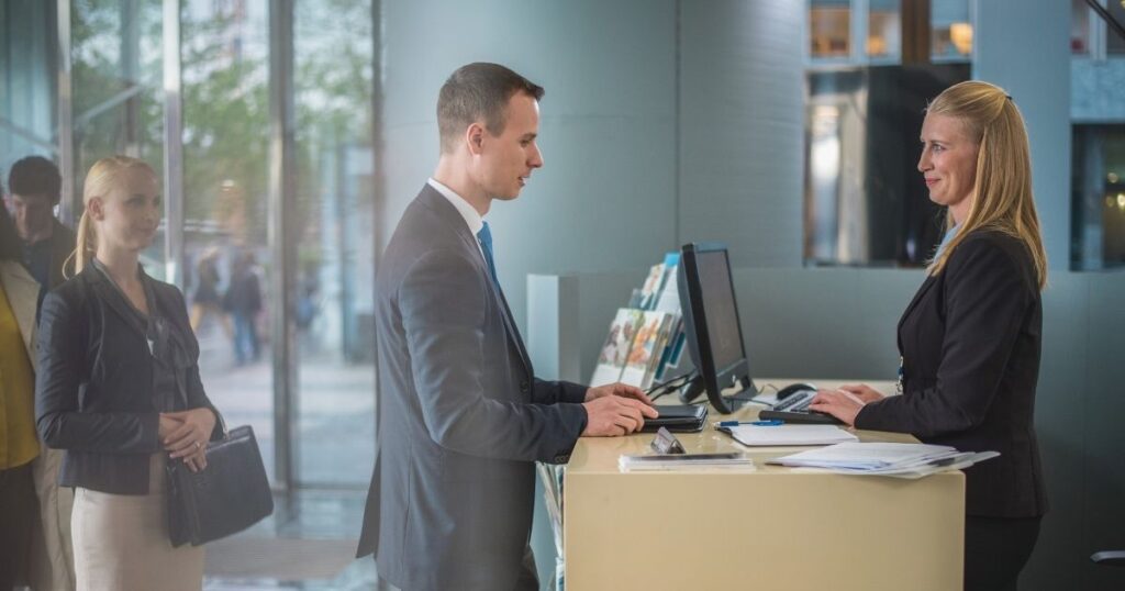 hombre depositando dinero en uno de los mejores bancos de Hungría