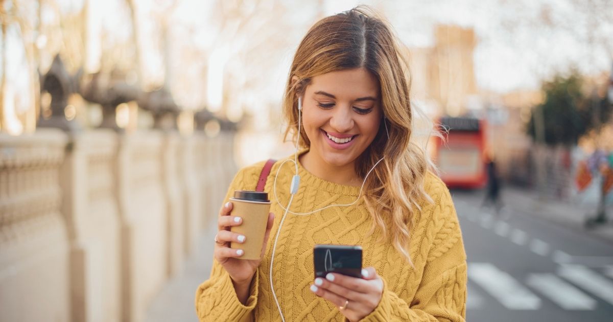 mujer sonriente usando la mejor red movil de Tailandia