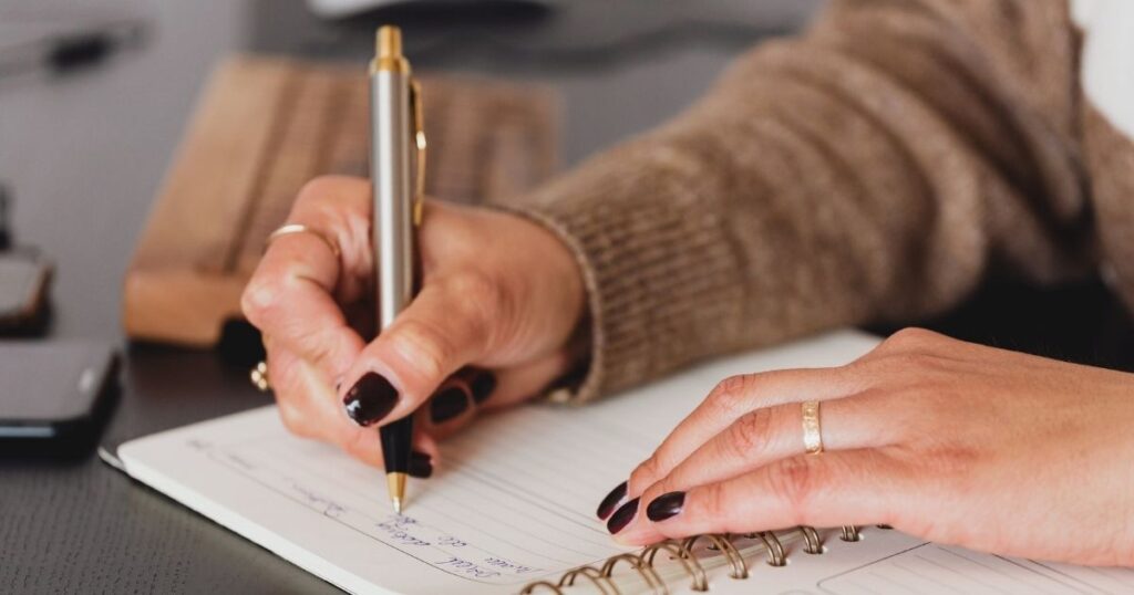 mujer planificando sus dias y rutina de nomada digital