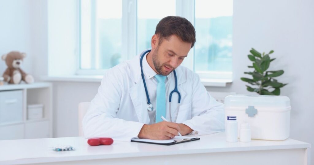 doctor rellenando formulario del seguro medico para turistas en Hungria