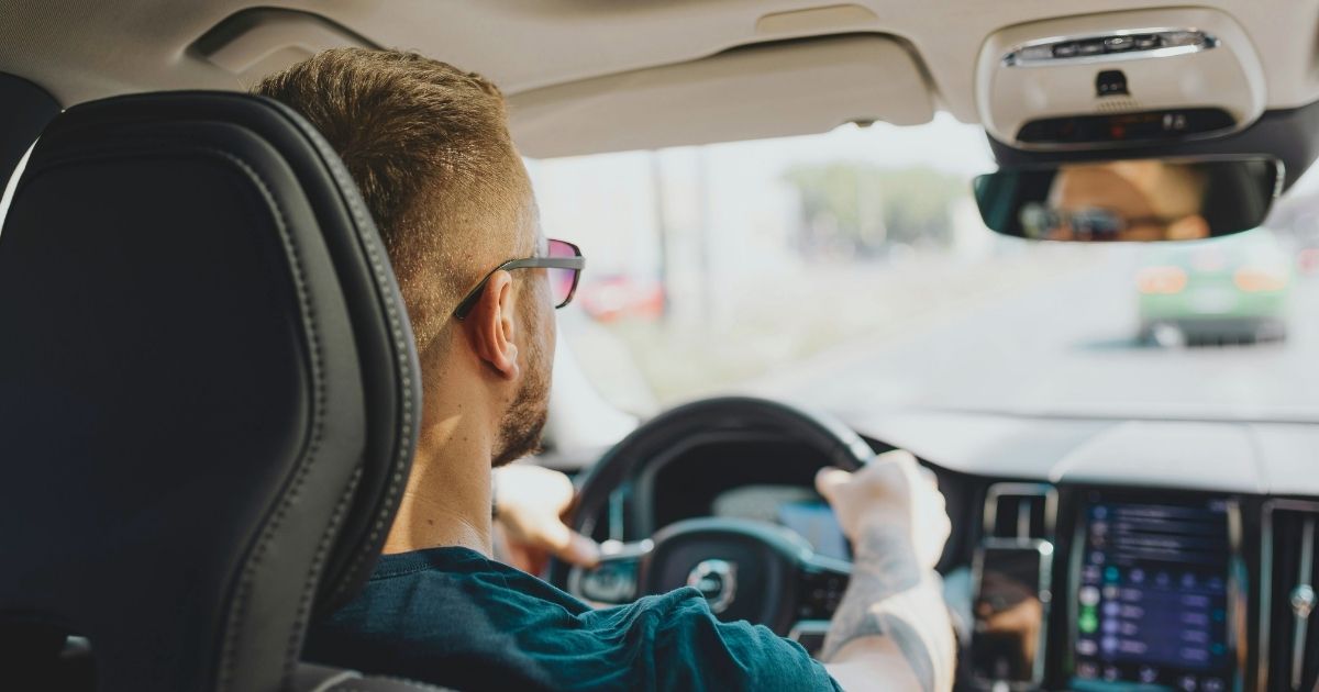 hombre conduciendo coche alquilado en Hungria