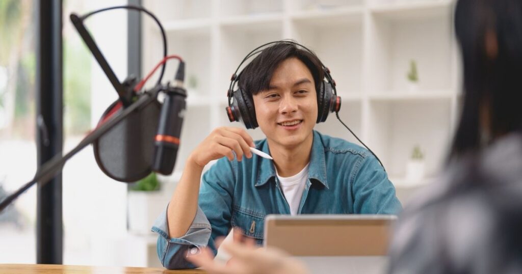 hombre grabando podcast