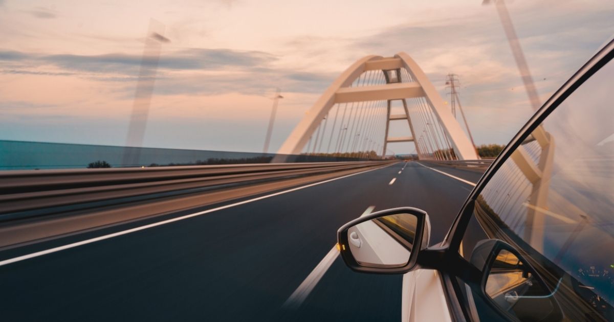 persona conduciendo coche en Hungria