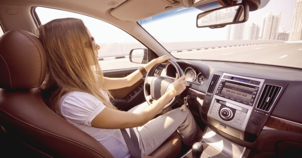 mujer conduciendo en Hungria