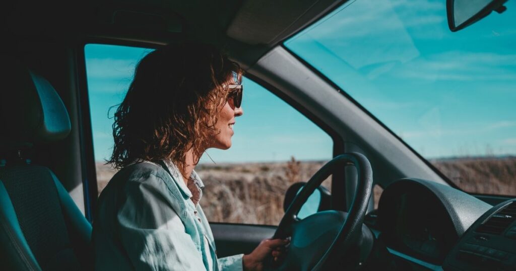 mujer conduciendo coche alquilado en Hungria