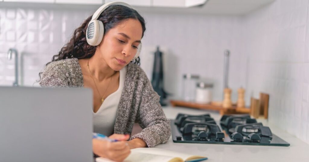 mujer preparando su casa para viajar
