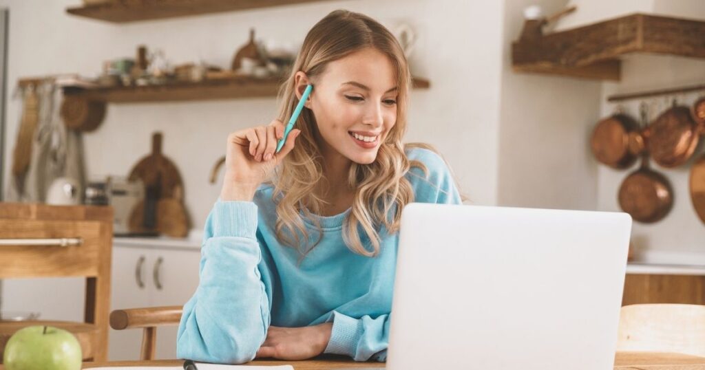 mujer sonriente trabajando en internet en Hungria