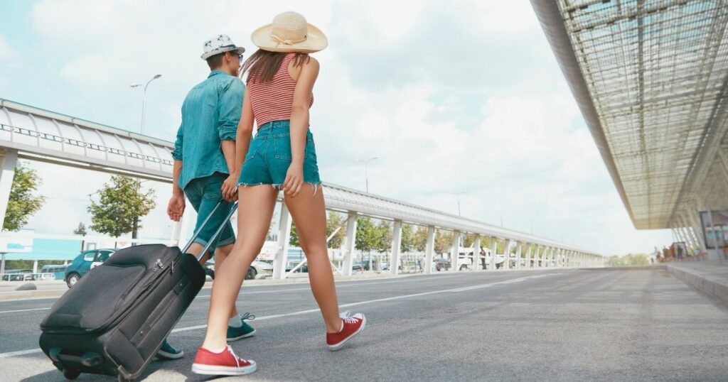 pareja viajando con maletas en Berlin