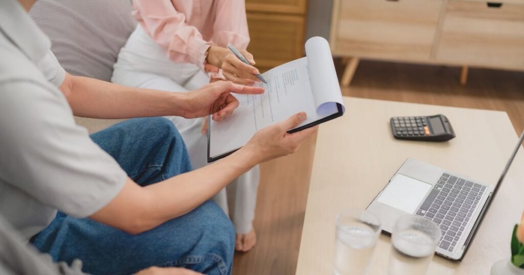 woman explaining the costs for the health insurance in the Czech Republic