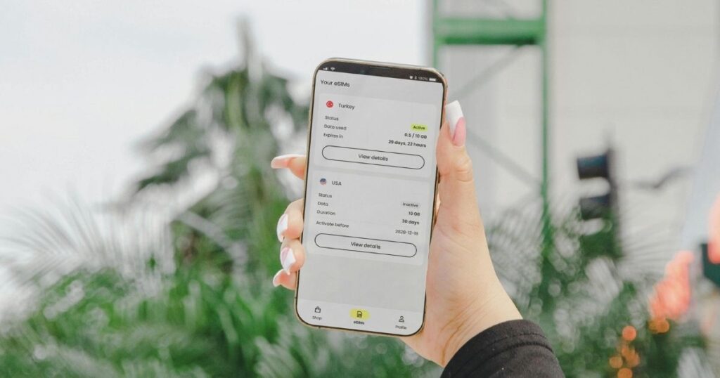 mujer comprando esim para Republica Checa