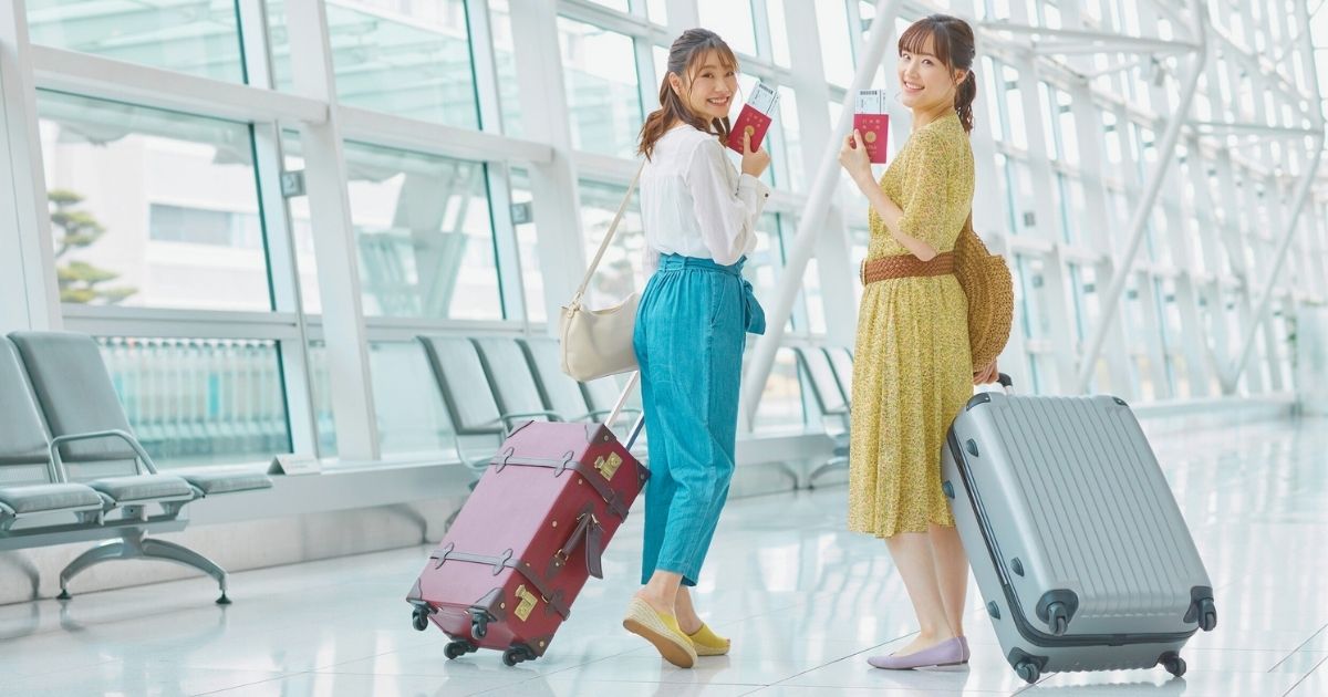 mujeres viajando con sus maletas en Amsterdam