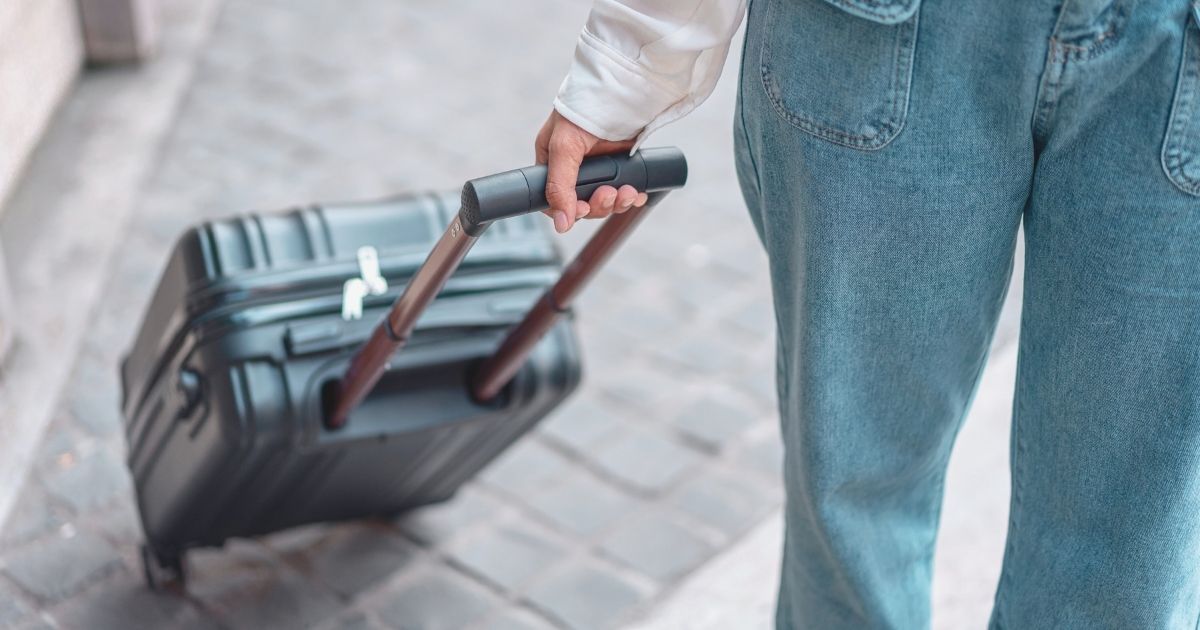 mujer viajando con maleta en Berlin