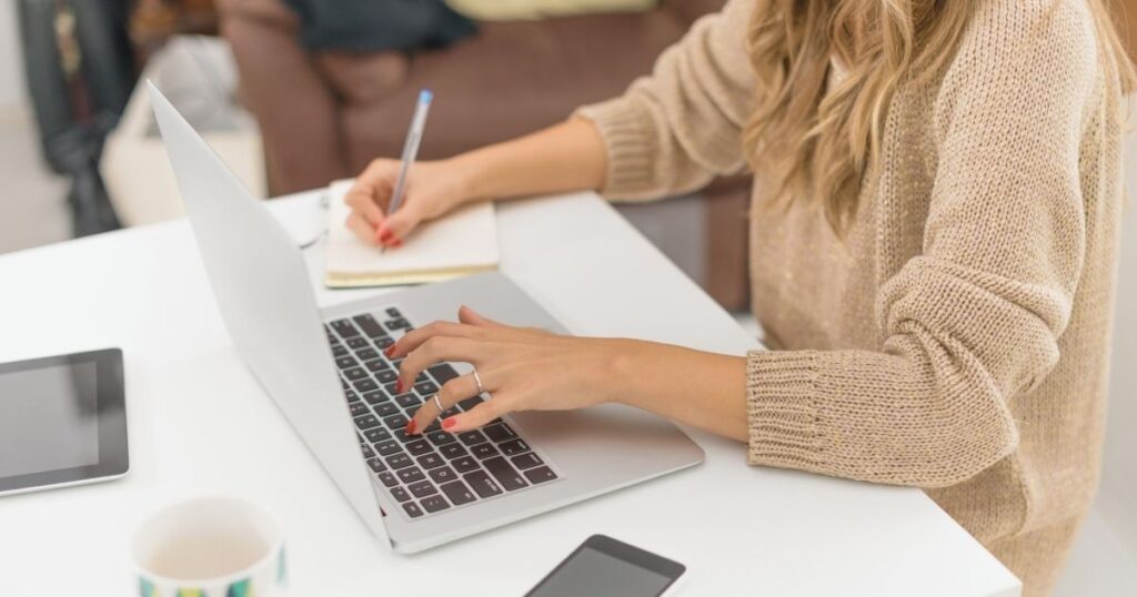 mujer trabajando remoto con vpn en Mexico