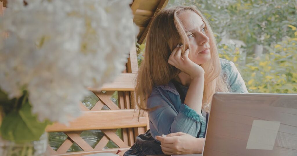 mujer analizando las condiciones para trabajar remoto