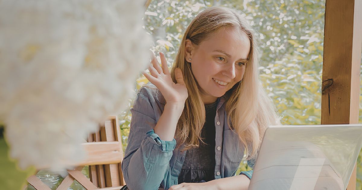 mujer trabajando remoto para una empresa recomendada