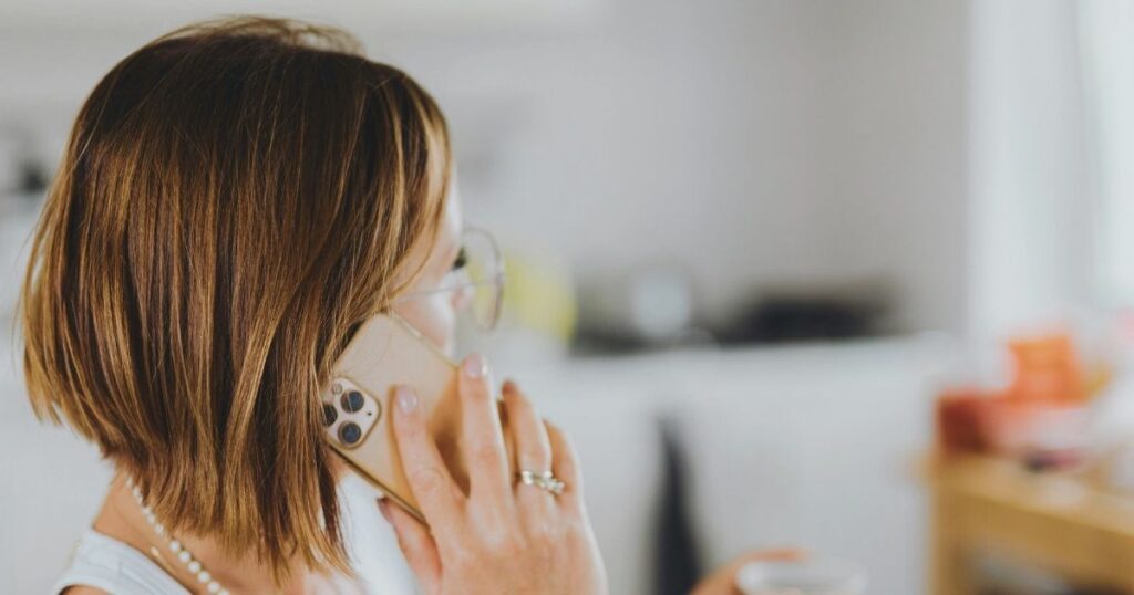 mujer usando esim de Holafly en su celular en Finlandia